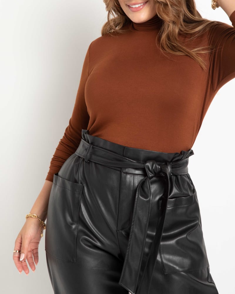 Front of a model wearing a size 14/16 Dionne Layering Turtleneck in Sorrel Horse by ELOQUII. | dia_product_style_image_id:236257